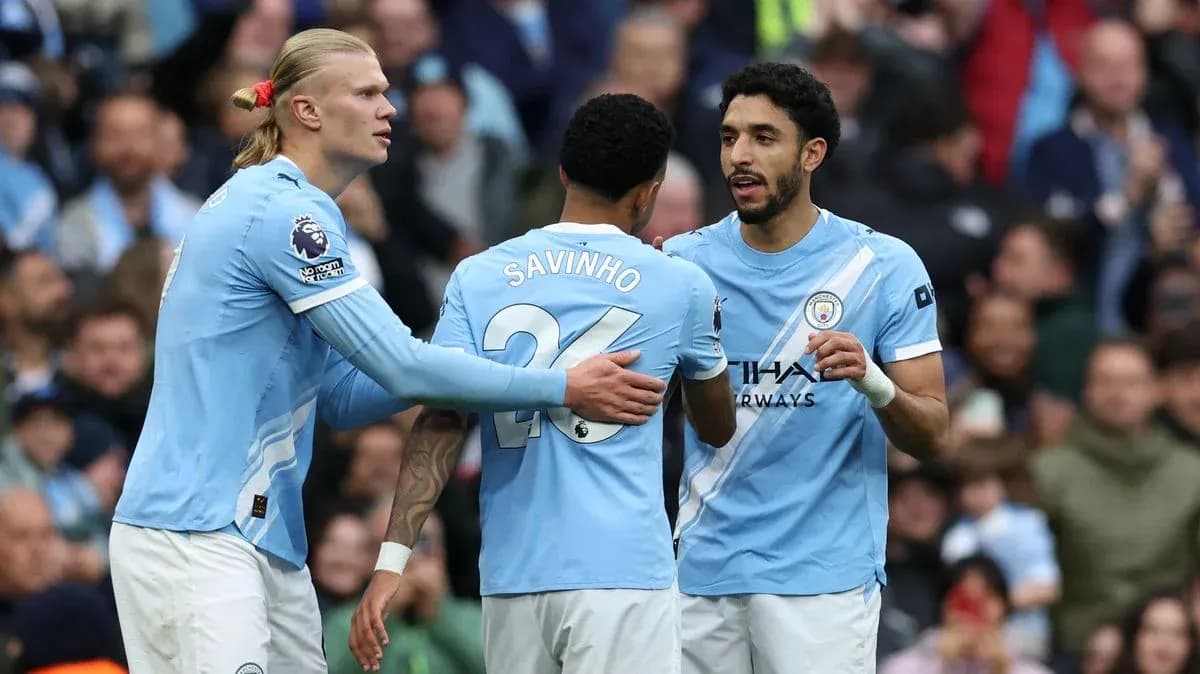 Joueurs de Manchester City se congratulant sur le terrain Joueurs de Manchester City se congratulant sur le terrain