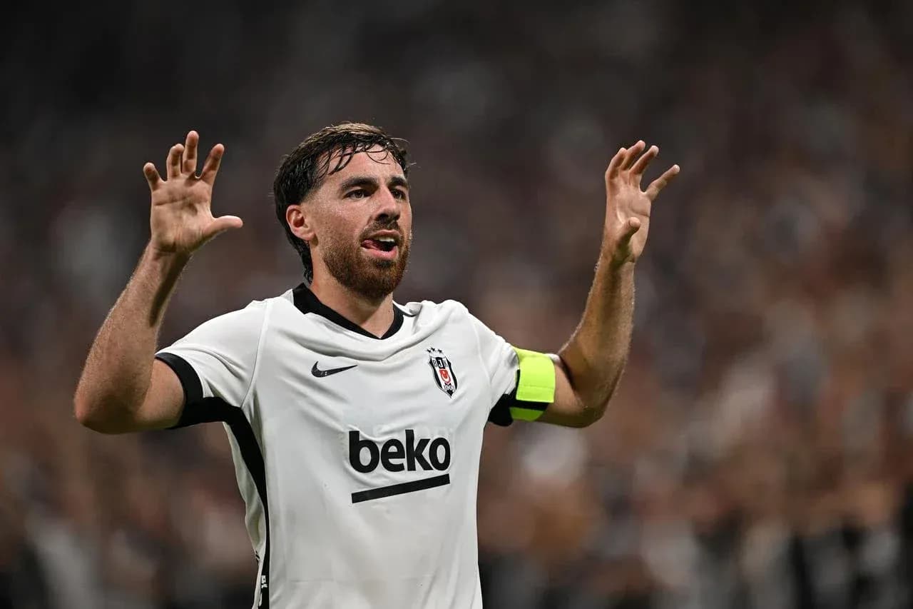 Joueur de Beşiktaş lors d'un match Joueur de Beşiktaş lors d'un match