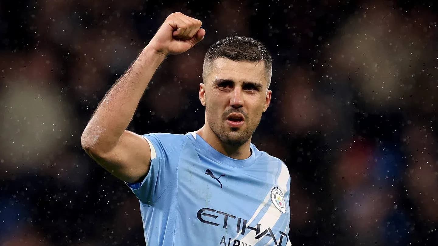 Joueur de Manchester City célébrant avec le poing levé Joueur de Manchester City célébrant avec le poing levé