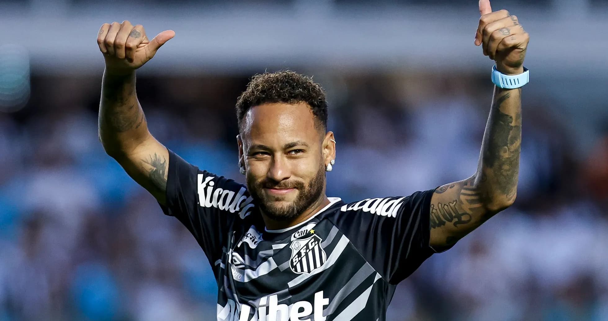 Joueur célébrant avec les bras levés en maillot noir Joueur célébrant avec les bras levés en maillot noir