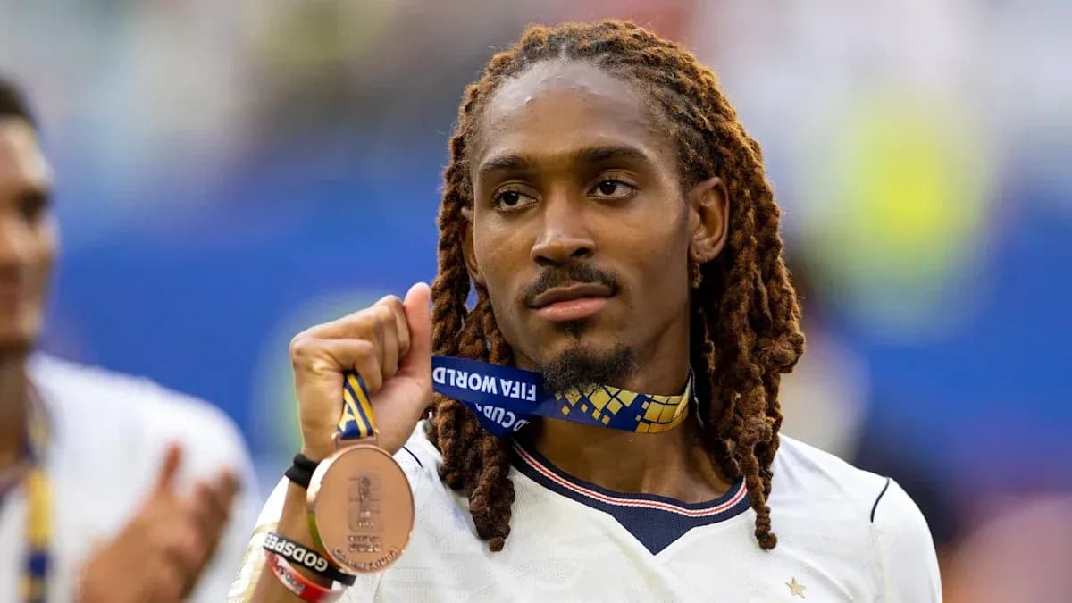Joueur tenant une médaille de bronze FIFA Joueur tenant une médaille de bronze FIFA