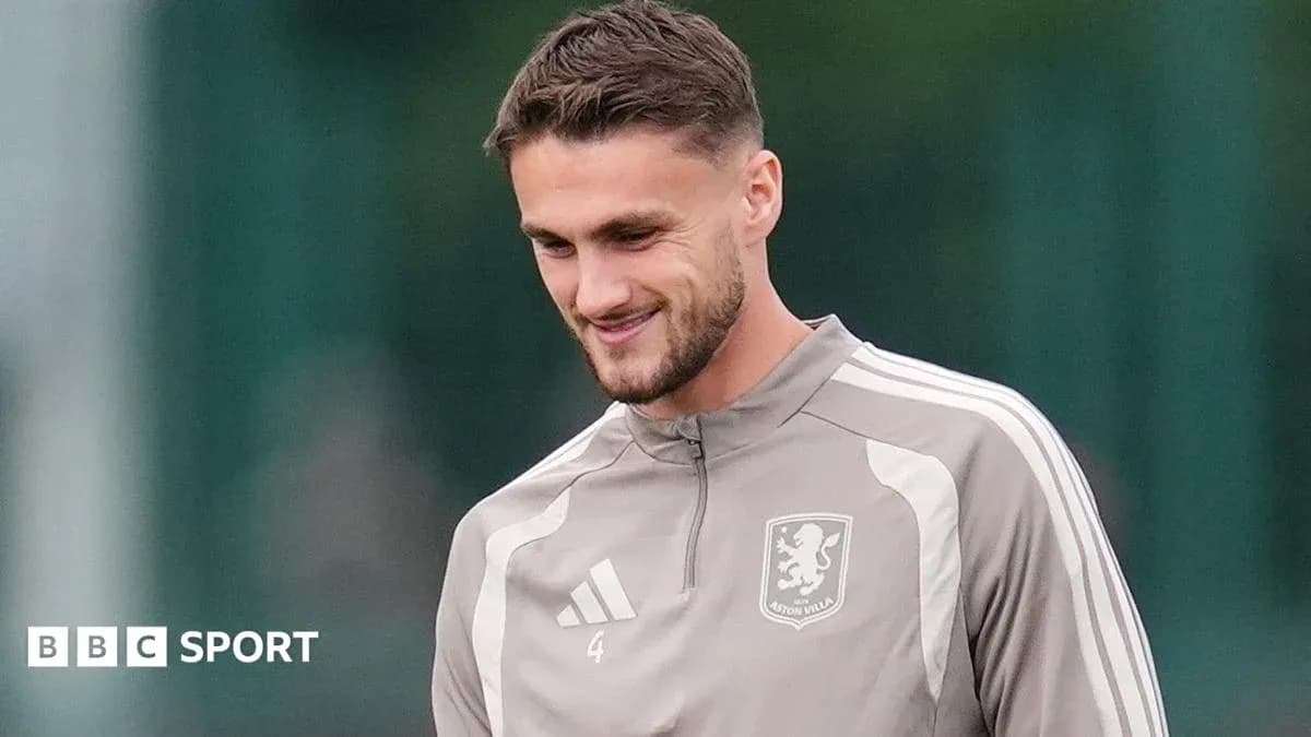 Joueur souriant pendant l'entraînement à Aston Villa Joueur souriant pendant l'entraînement à Aston Villa