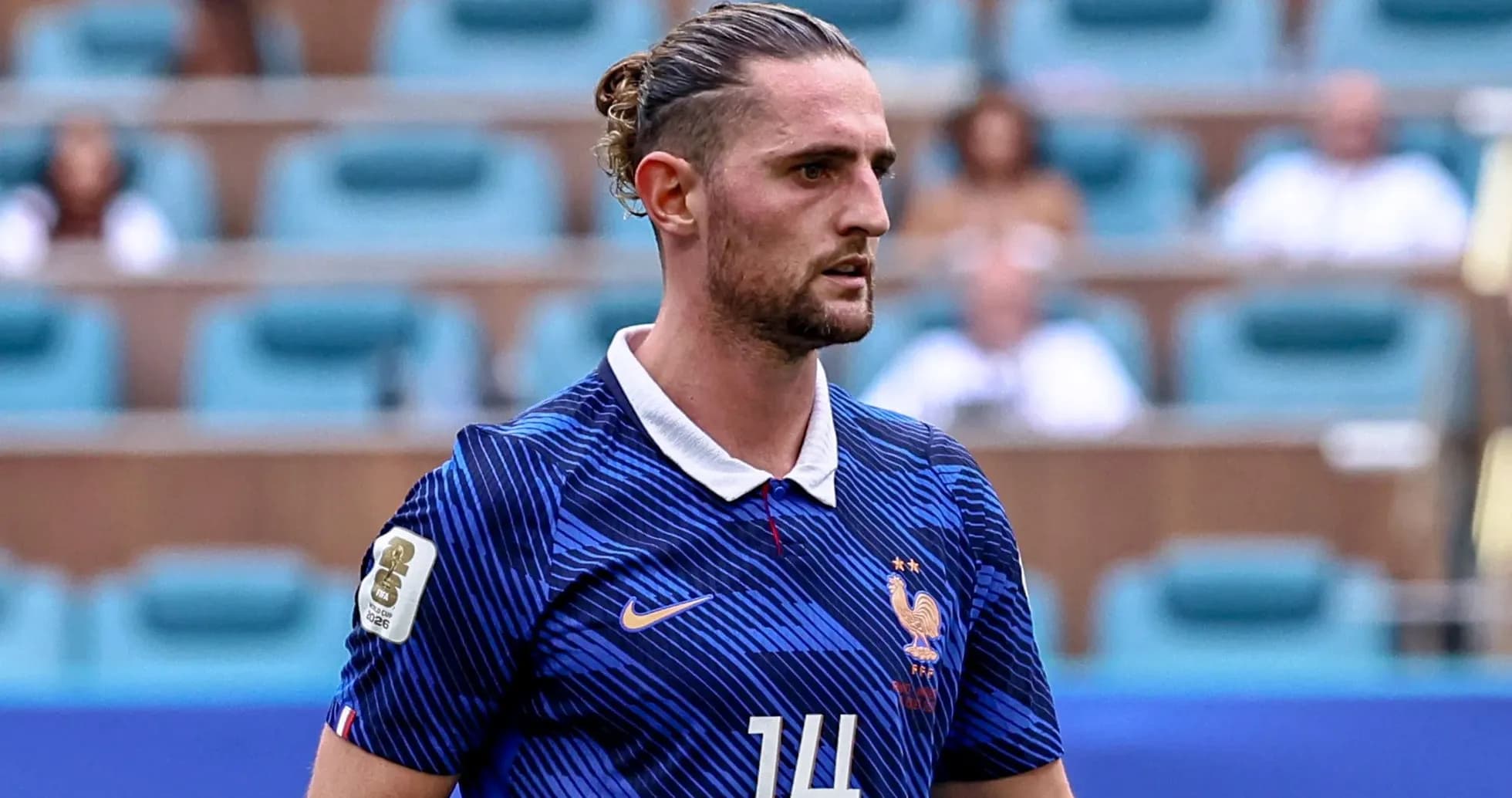 Joueur français en maillot bleu sur le terrain Joueur français en maillot bleu sur le terrain