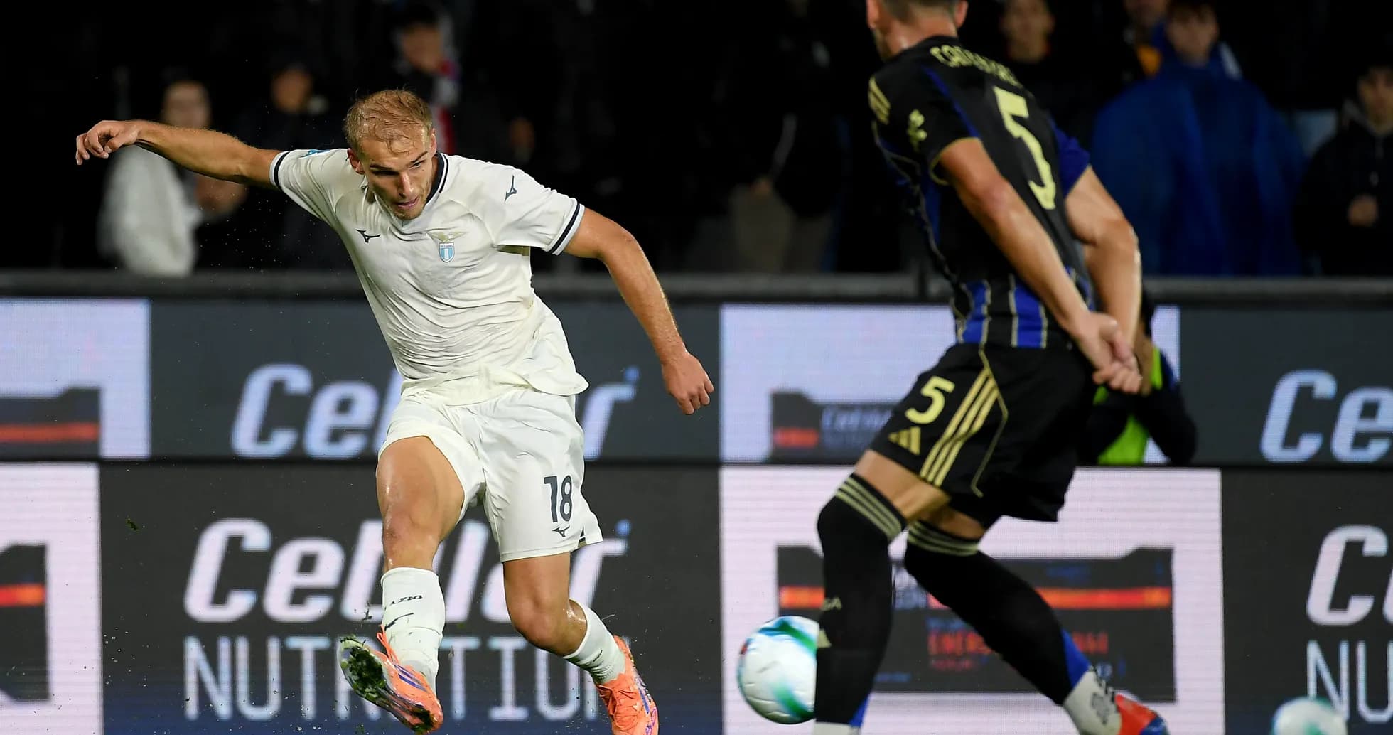 Un joueur de Lazio dribble contre Pisa Un joueur de Lazio dribble contre Pisa