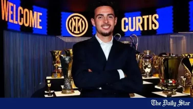 Joueur posant devant des trophées au club Joueur posant devant des trophées au club