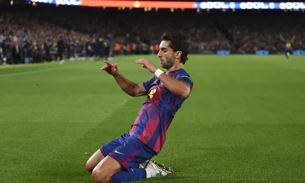 Joueur du FC Barcelone célébrant un but sur le terrain Joueur du FC Barcelone célébrant un but sur le terrain