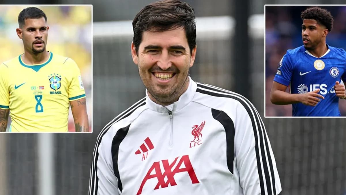 Entraîneur de Liverpool souriant lors d'une séance d'entraînement Entraîneur de Liverpool souriant lors d'une séance d'entraînement