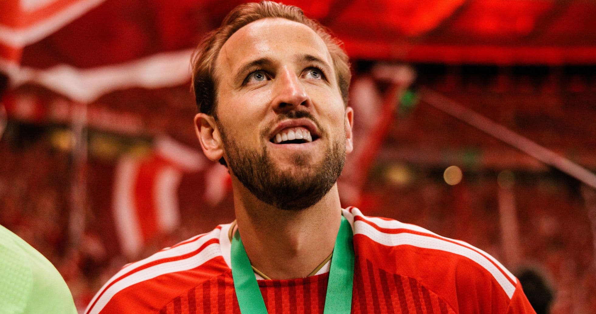 Joueur célébrant avec médaille dans un stade rempli Joueur célébrant avec médaille dans un stade rempli