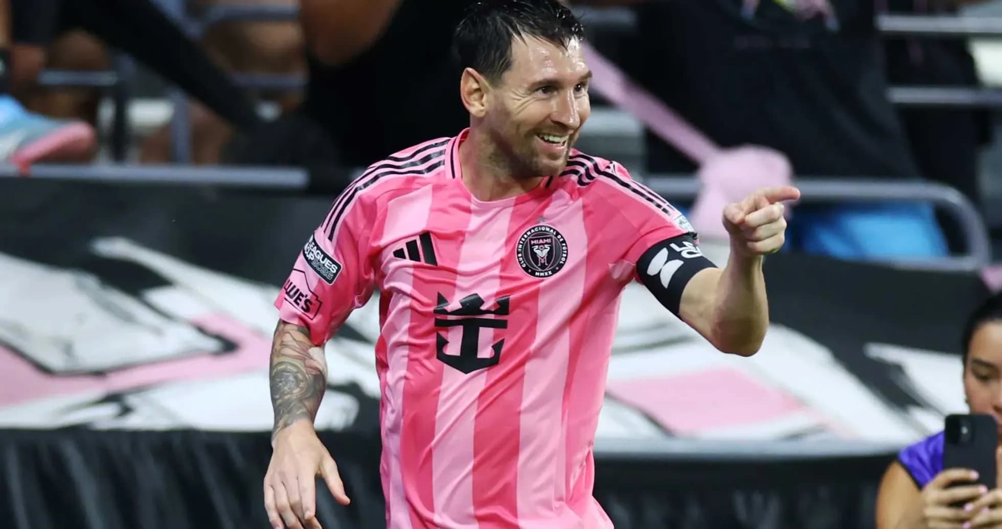 Joueur célébrant un but avec le maillot de Miami Joueur célébrant un but avec le maillot de Miami