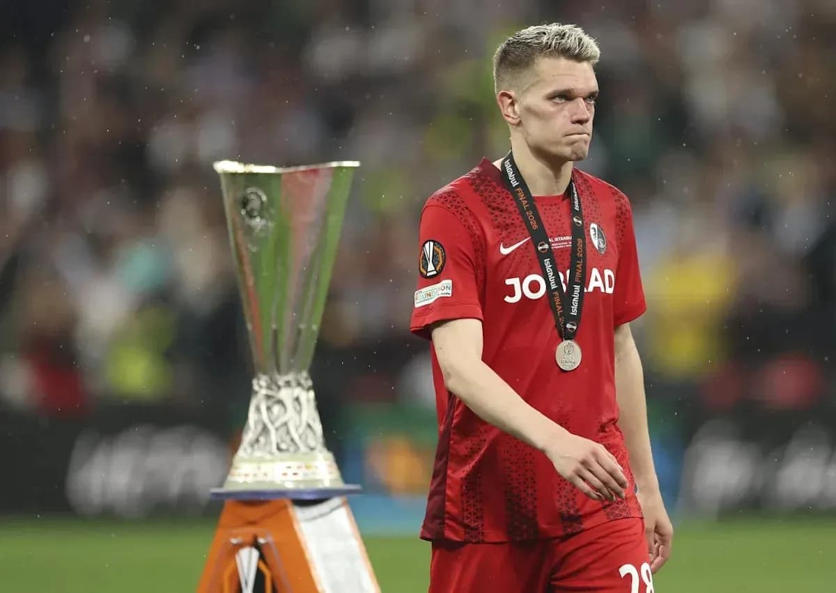 Joueur marchant avec une médaille après le match Joueur marchant avec une médaille après le match
