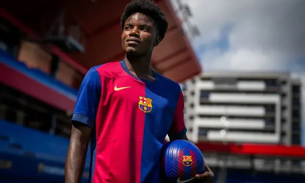 Joueur de Barcelone tenant un ballon au stade Joueur de Barcelone tenant un ballon au stade
