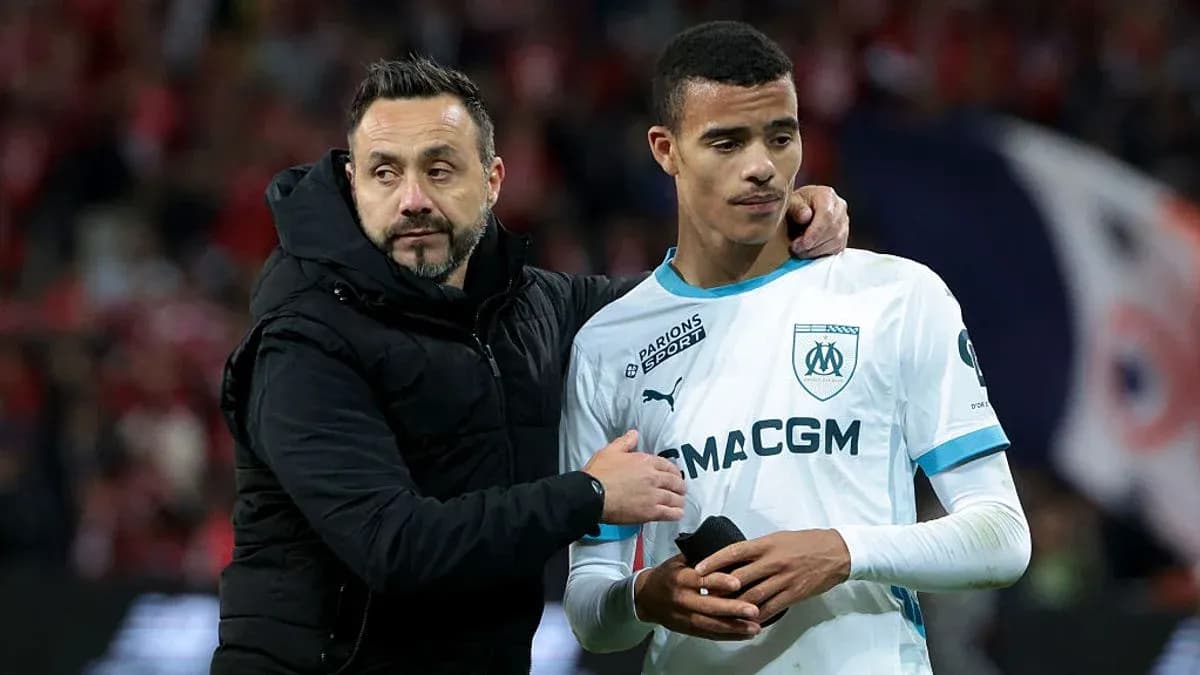 Entraîneur et joueur discutant après le match Entraîneur et joueur discutant après le match