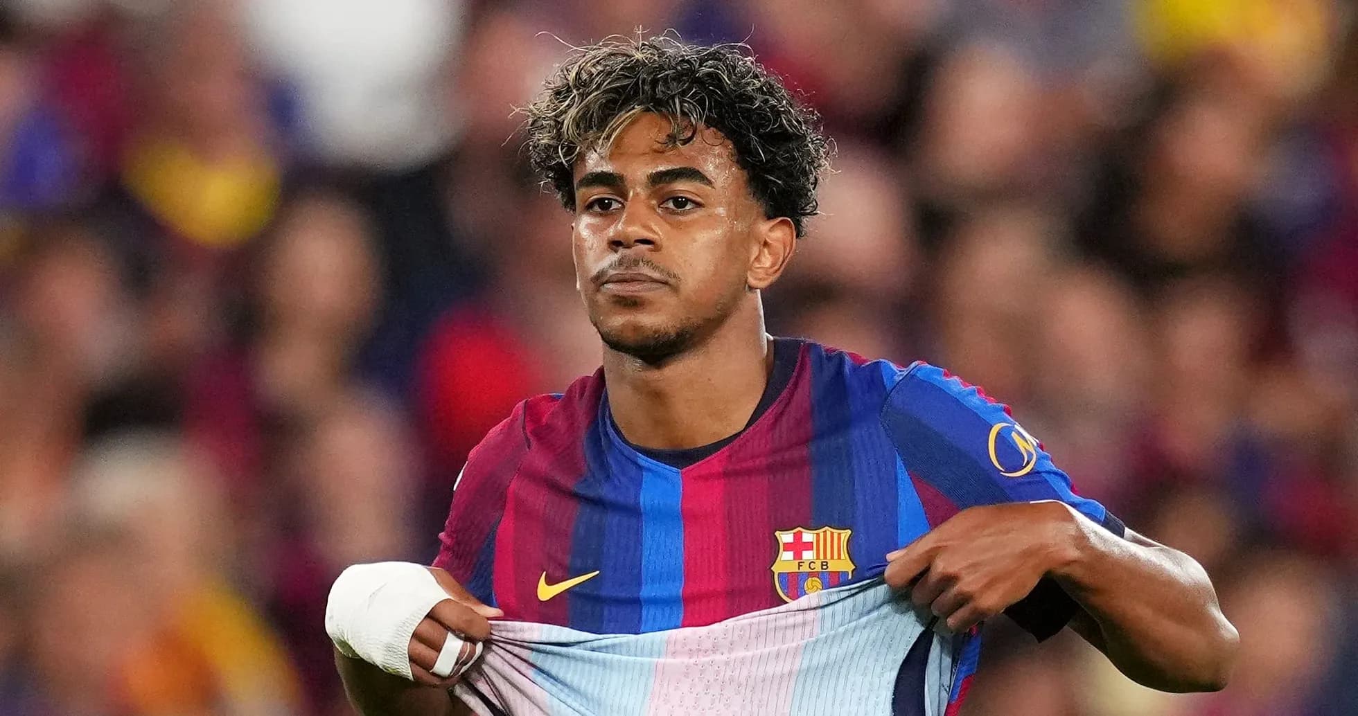 Joueur du FC Barcelone retirant son maillot sur le terrain Joueur du FC Barcelone retirant son maillot sur le terrain