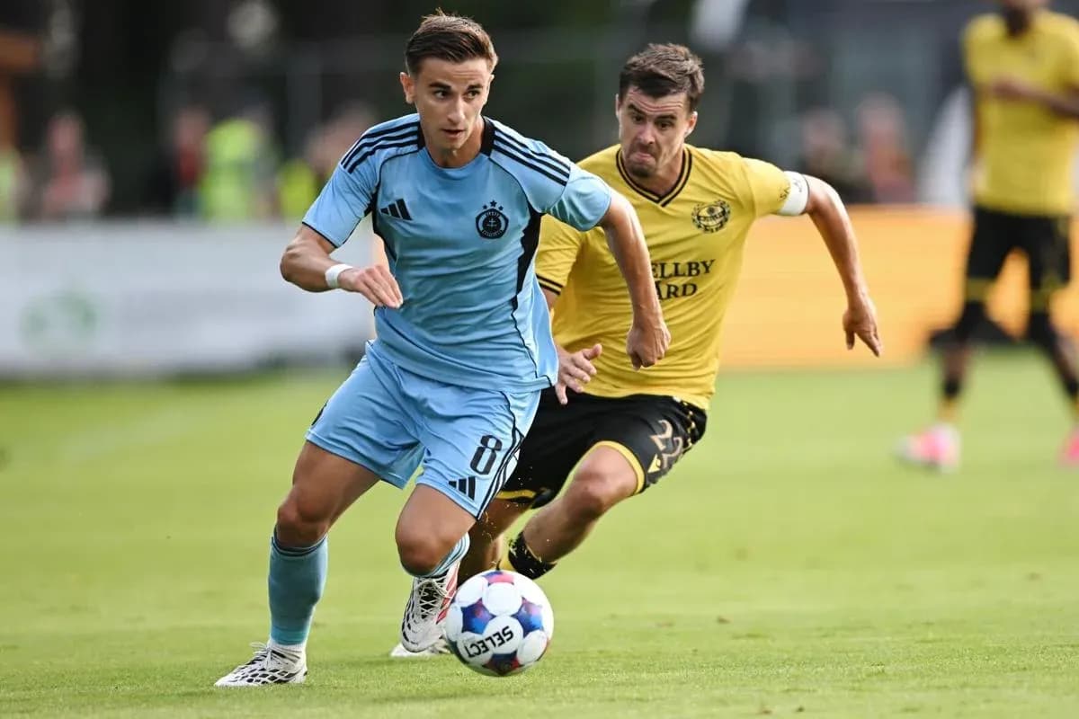 Joueur de Slovan Bratislava dribblant un adversaire Joueur de Slovan Bratislava dribblant un adversaire
