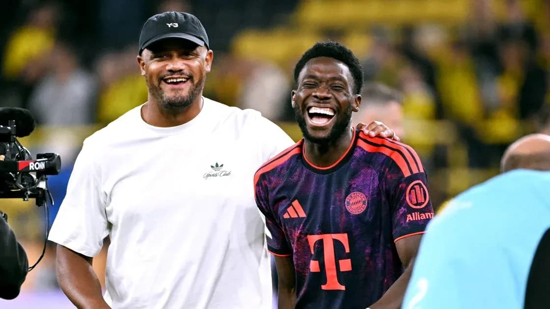 Deux hommes souriant sur le terrain de football Deux hommes souriant sur le terrain de football
