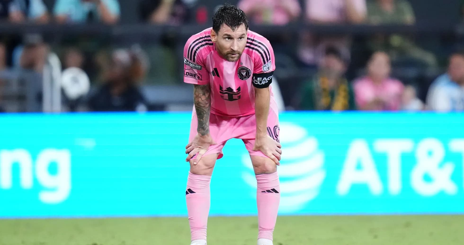 Joueur en maillot rose se penchant sur le terrain Joueur en maillot rose se penchant sur le terrain