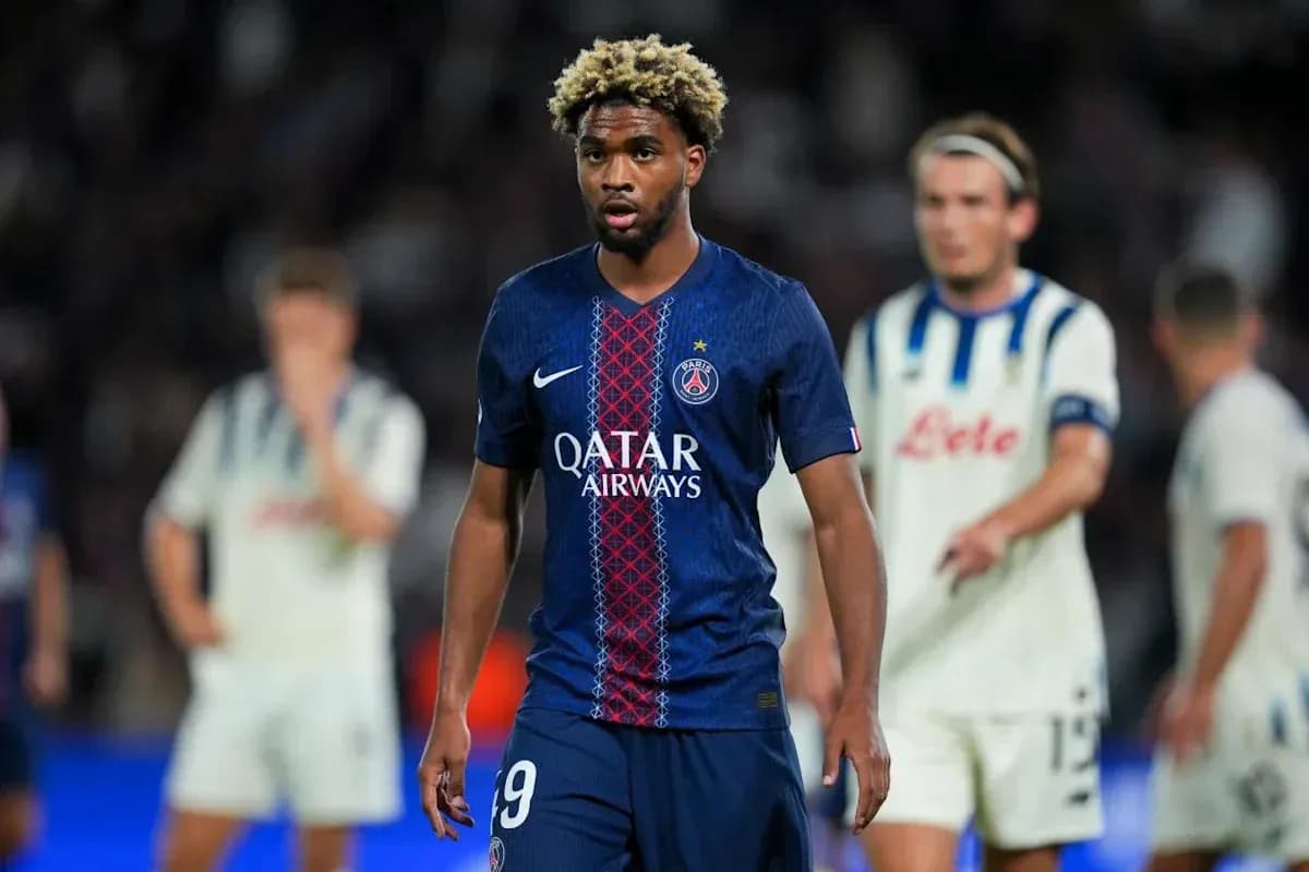 Joueur du PSG portant le numéro 9 sur le terrain Joueur du PSG portant le numéro 9 sur le terrain