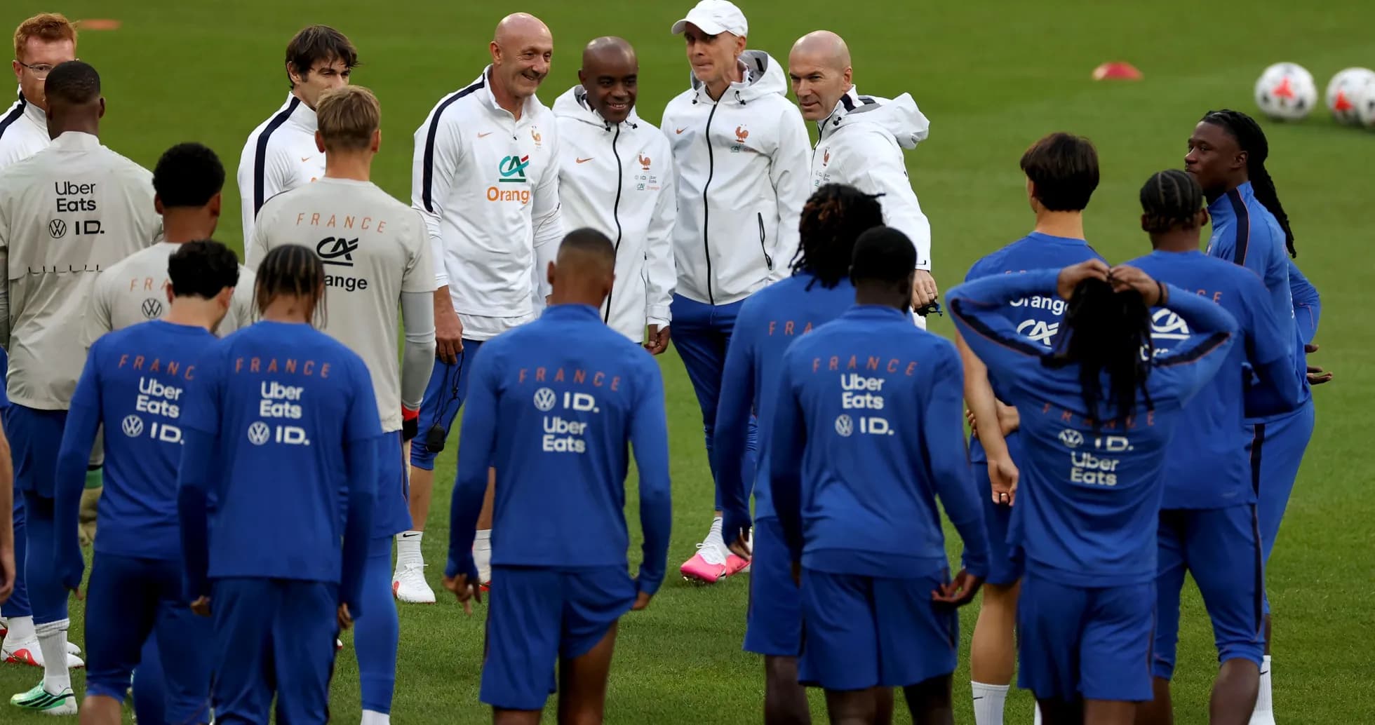 Équipe de France en discussion lors d'un entraînement Équipe de France en discussion lors d'un entraînement