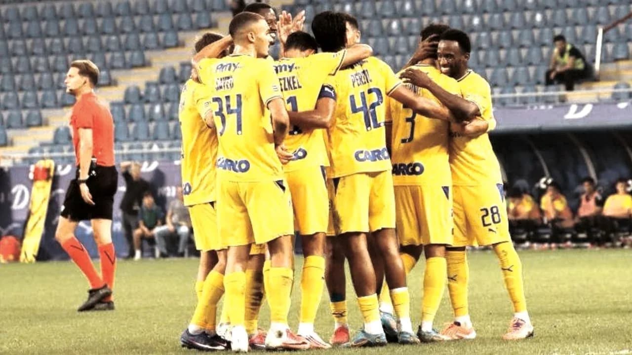 Joueurs de Maccabi Tel Aviv célébrant un but Joueurs de Maccabi Tel Aviv célébrant un but