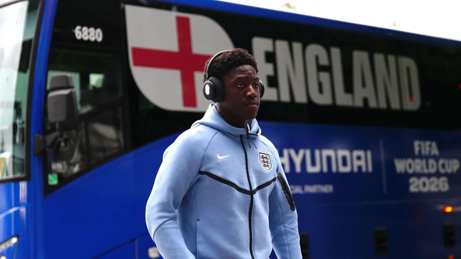 Joueur marchant près du bus de l'équipe d'Angleterre Joueur marchant près du bus de l'équipe d'Angleterre