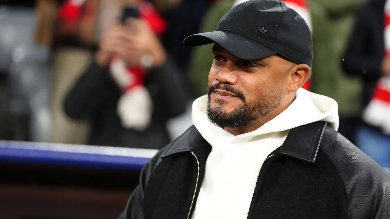 Homme portant une veste noire et un chapeau Homme portant une veste noire et un chapeau