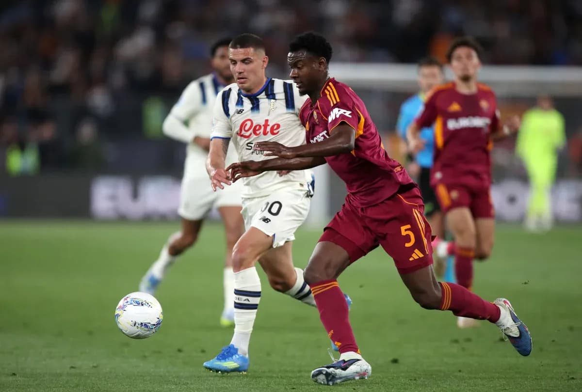 Un joueur de l'AS Roma en action contre Atalanta Un joueur de l'AS Roma en action contre Atalanta