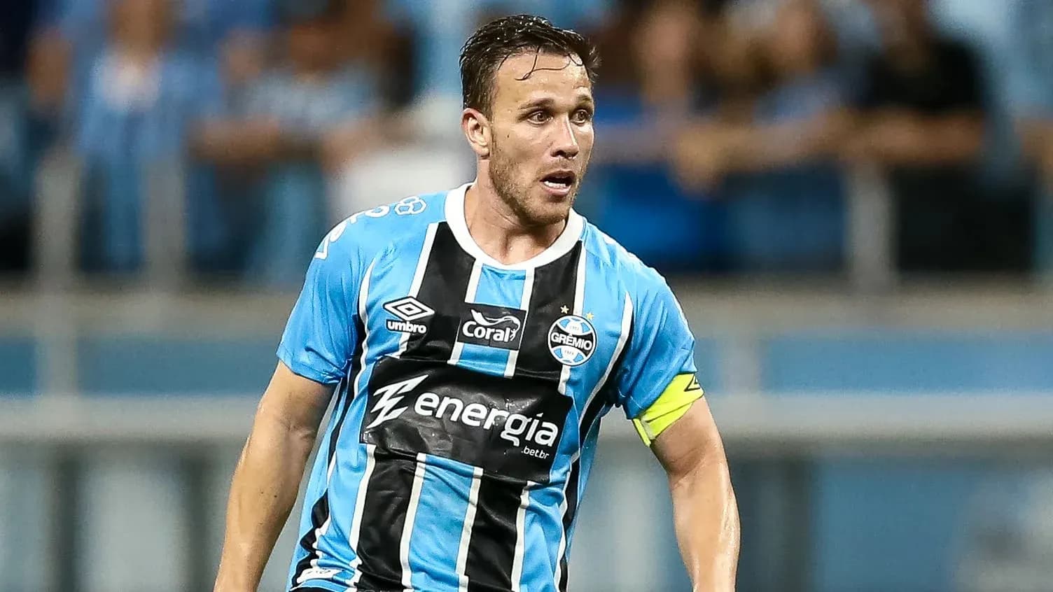 Joueur de Grêmio en action sur le terrain Joueur de Grêmio en action sur le terrain