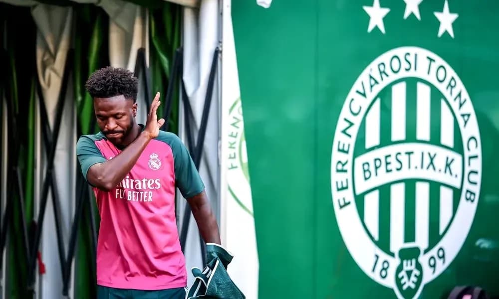 Joueur de Real Madrid entrant sur le terrain Joueur de Real Madrid entrant sur le terrain