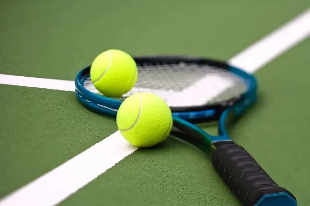 Deux balles de tennis sur une raquette Deux balles de tennis sur une raquette