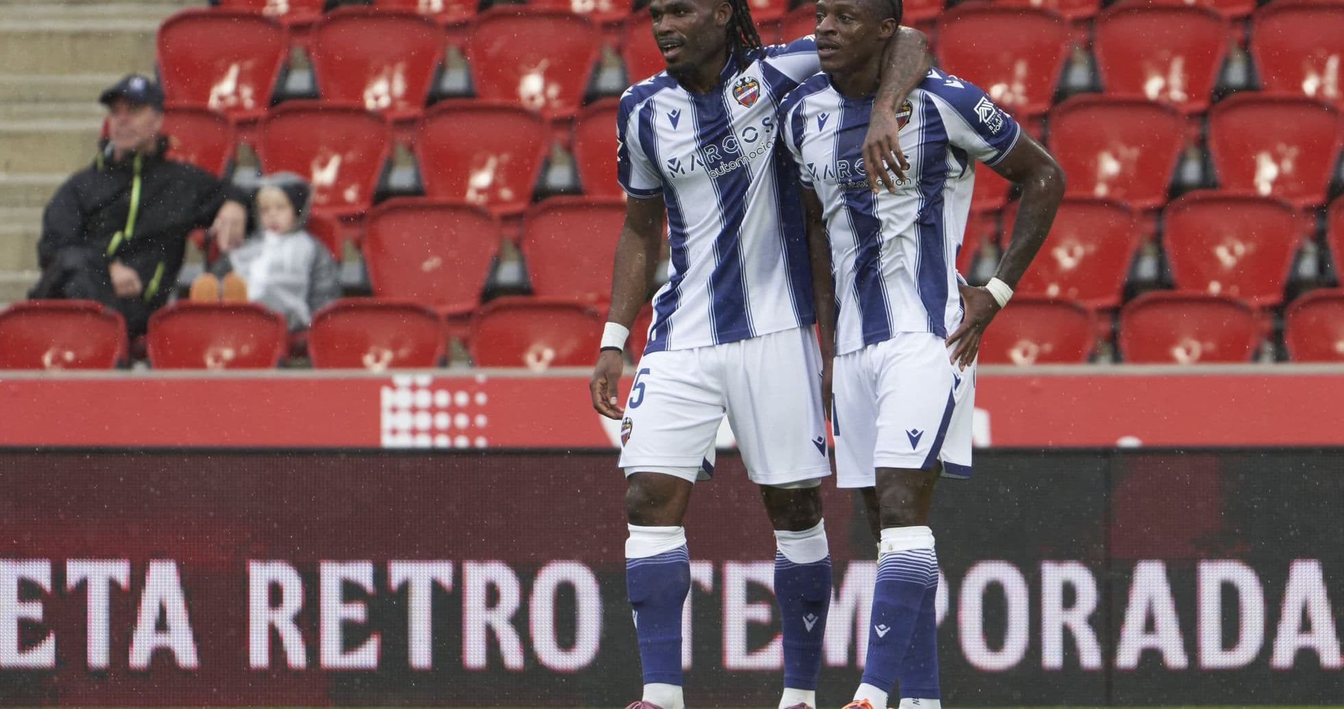 Deux joueurs de Levante célébrant un but Deux joueurs de Levante célébrant un but