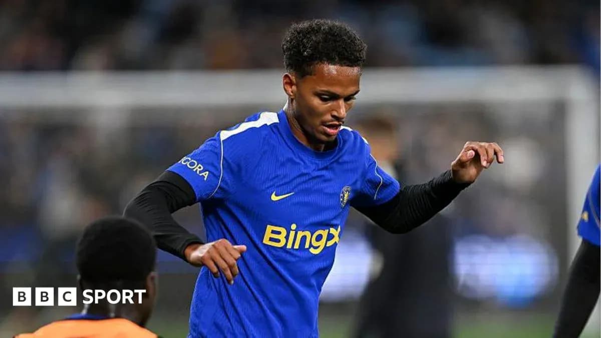 Joueur en maillot bleu s'entraînant sur le terrain Joueur en maillot bleu s'entraînant sur le terrain
