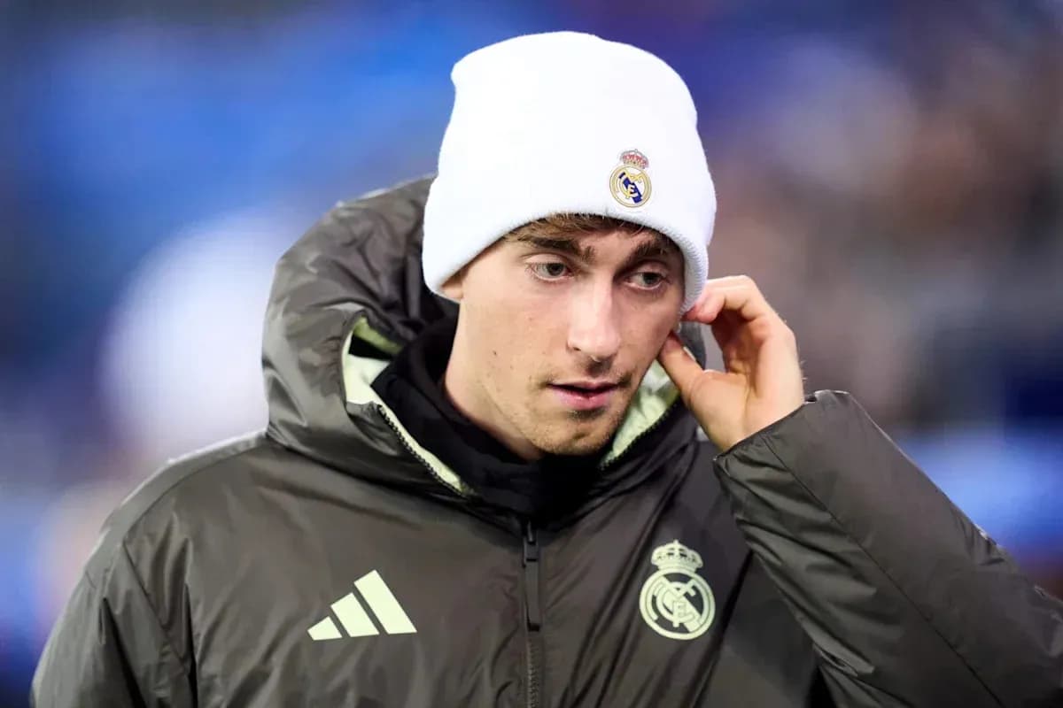 Joueur de Real Madrid portant un bonnet blanc Joueur de Real Madrid portant un bonnet blanc