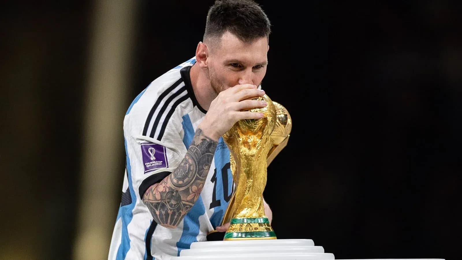 Joueur embrassant la Coupe du Monde FIFA Joueur embrassant la Coupe du Monde FIFA