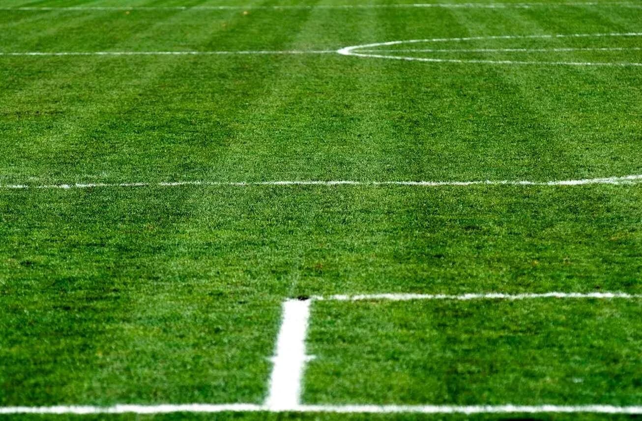 Terrain de football avec lignes blanches marquées Terrain de football avec lignes blanches marquées