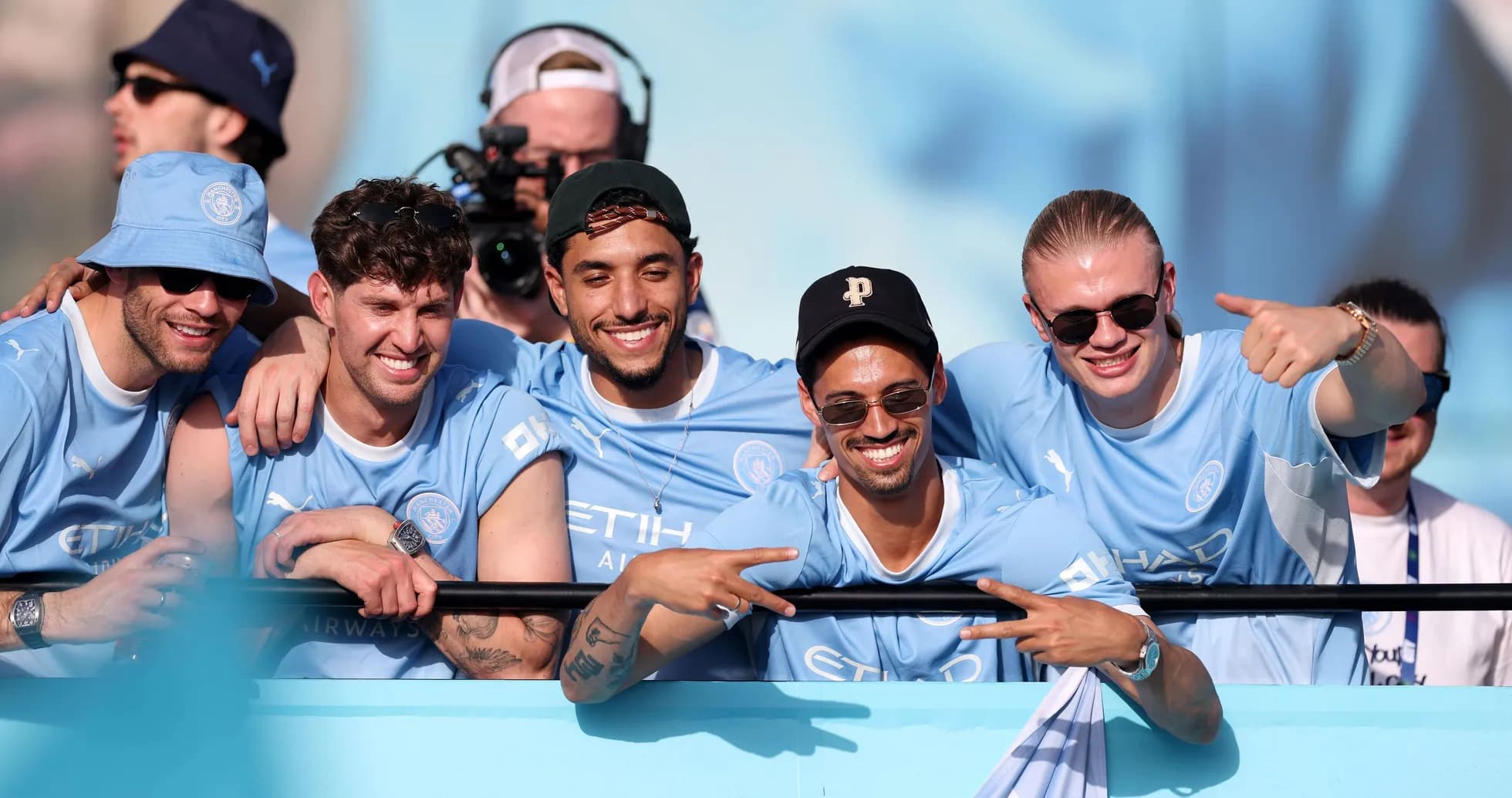 Groupe de supporters souriants en maillots de Manchester City Groupe de supporters souriants en maillots de Manchester City