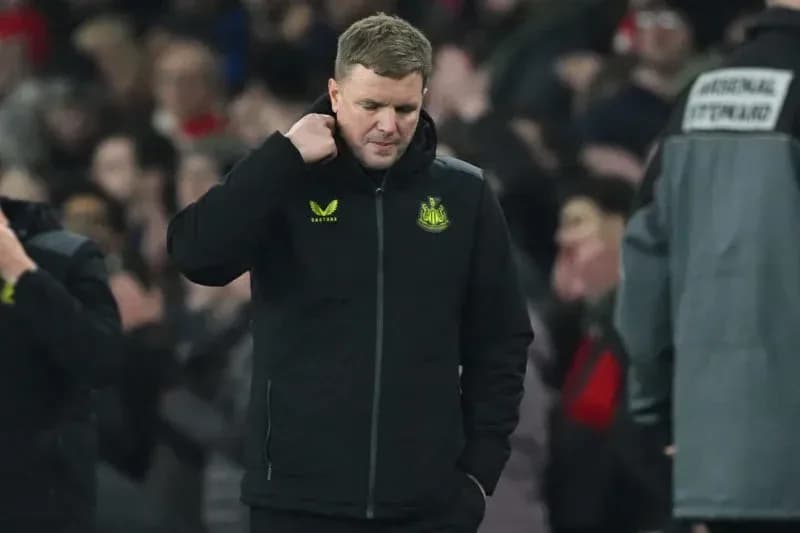 Entraîneur de Newcastle quittant le terrain après le match Entraîneur de Newcastle quittant le terrain après le match