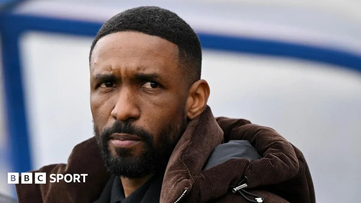 Homme avec un manteau sombre regardant vers l'avant Homme avec un manteau sombre regardant vers l'avant