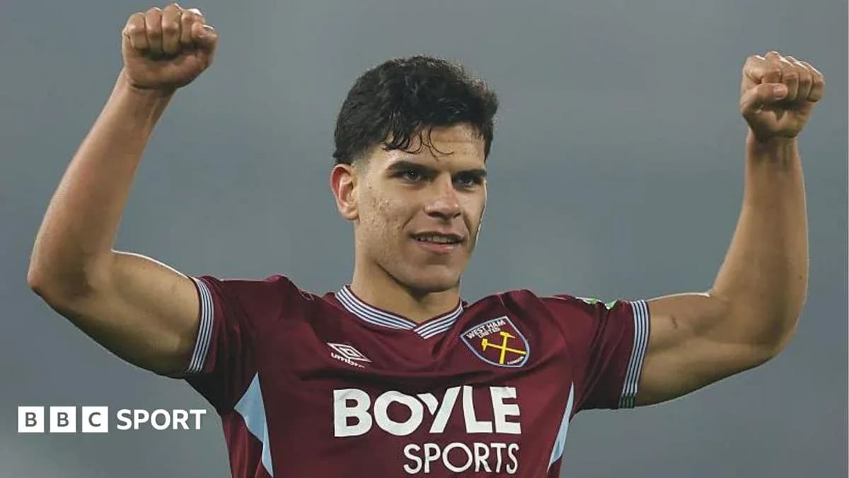 Joueur de West Ham célébrant avec les bras levés Joueur de West Ham célébrant avec les bras levés