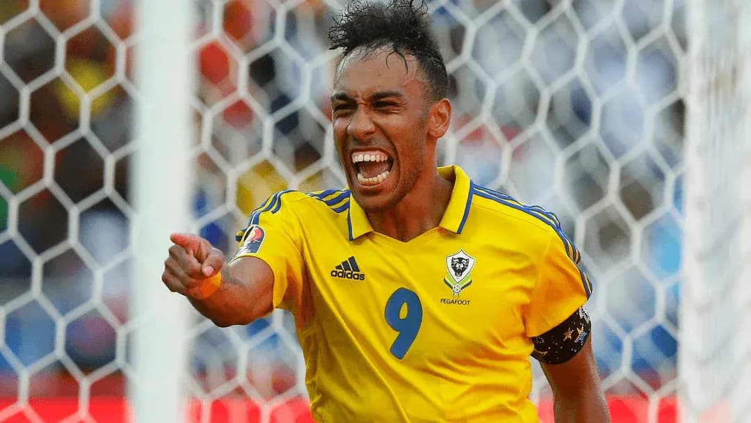 Joueur célébrant un but avec un maillot jaune Joueur célébrant un but avec un maillot jaune