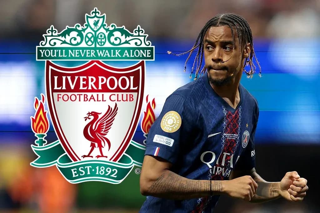 Joueur de PSG en action avec logo de Liverpool Joueur de PSG en action avec logo de Liverpool