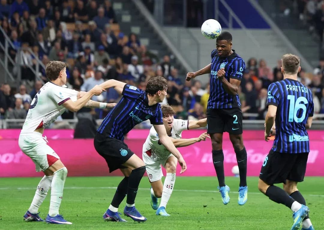 Un joueur d'Inter saute pour attraper le ballon Un joueur d'Inter saute pour attraper le ballon
