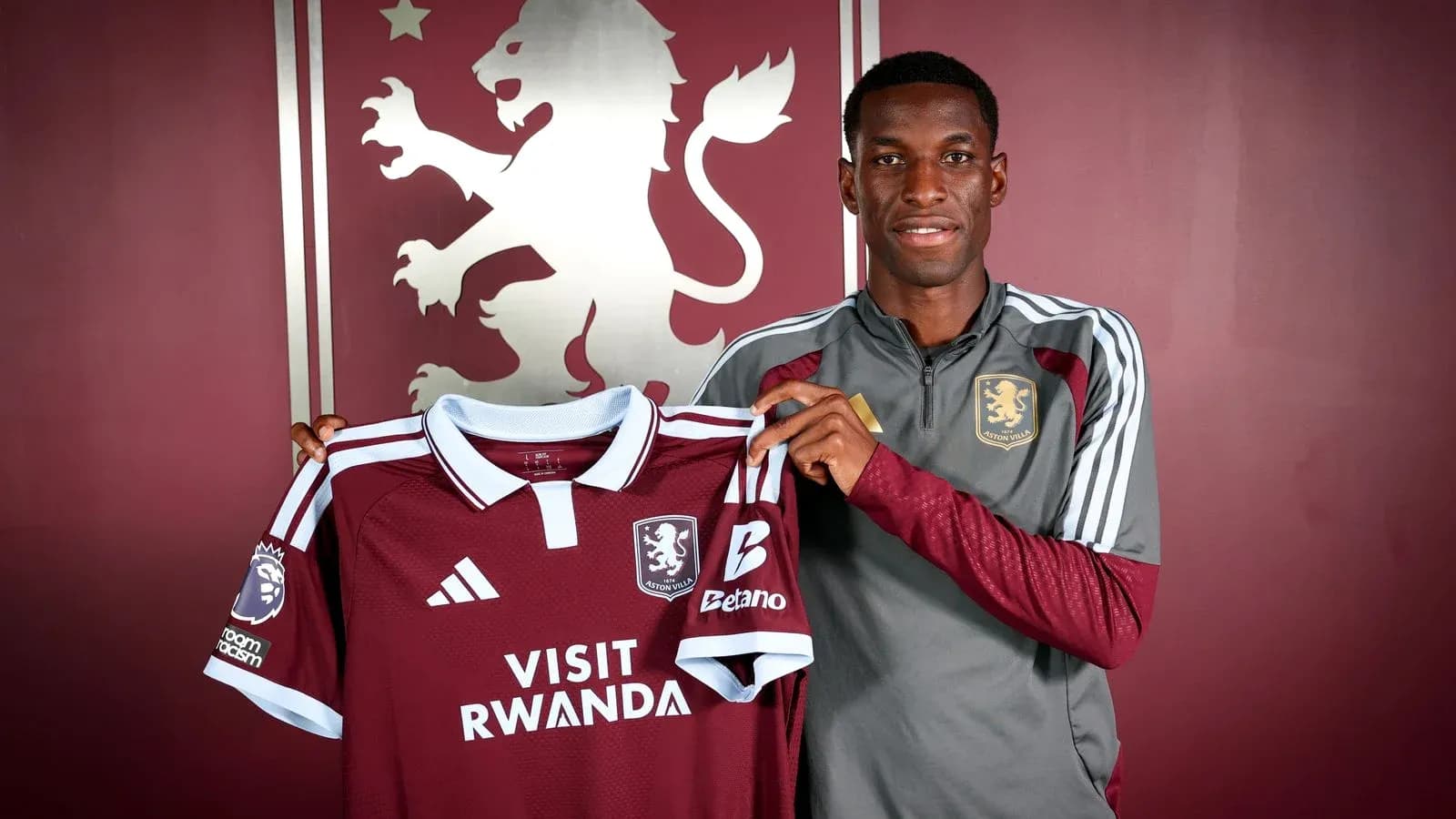 Joueur présentant le maillot d'Aston Villa Joueur présentant le maillot d'Aston Villa