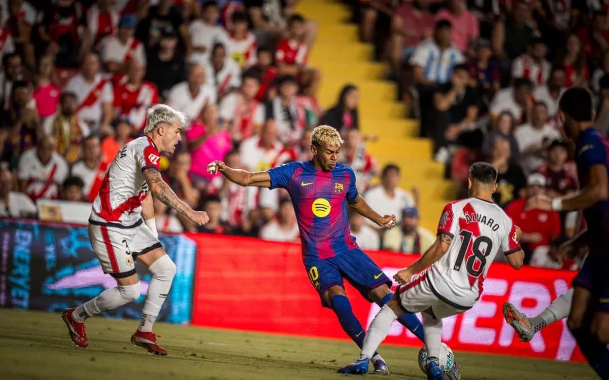 Un joueur de Barcelone dribble face à Rayo Vallecano Un joueur de Barcelone dribble face à Rayo Vallecano