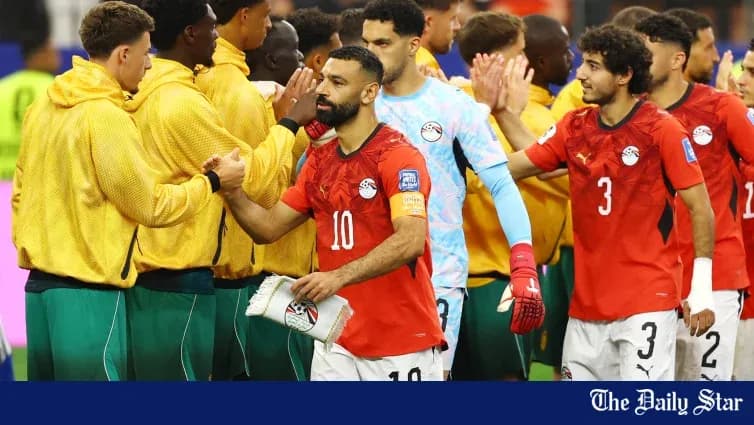 Joueurs égyptiens saluant l'équipe adverse après le match Joueurs égyptiens saluant l'équipe adverse après le match