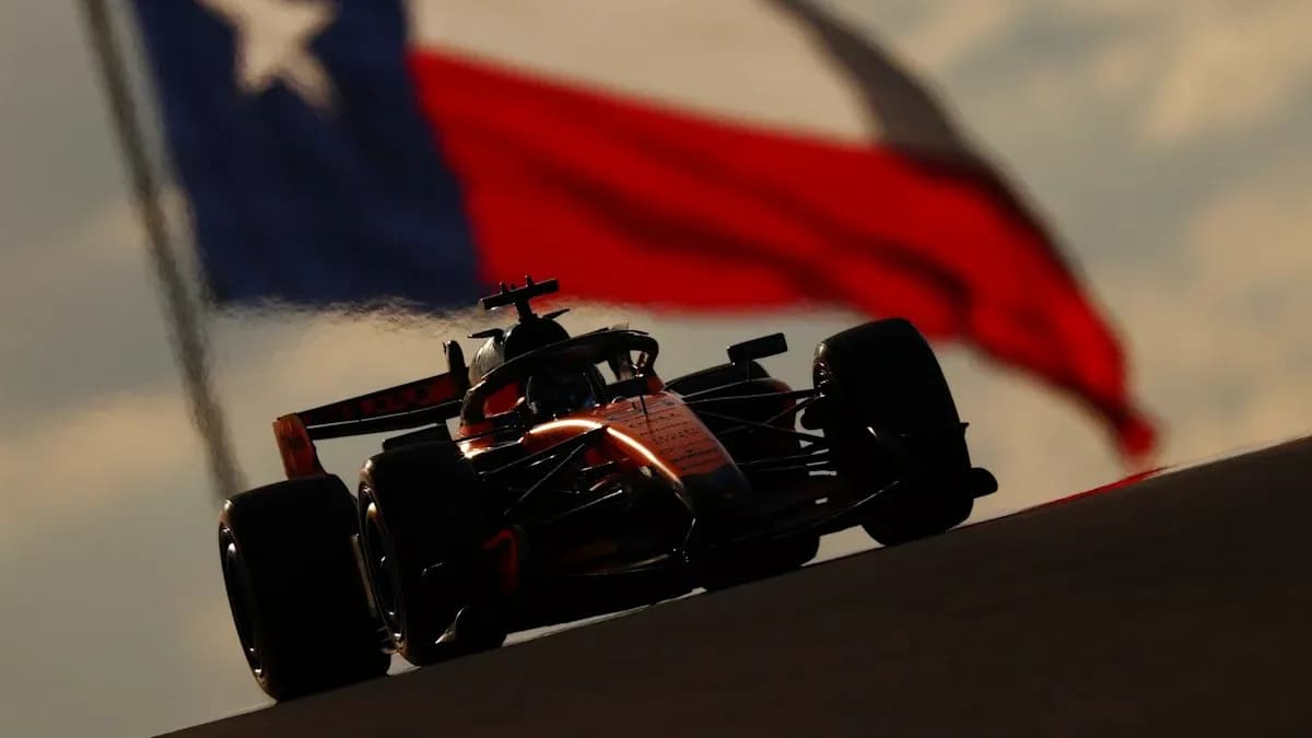 Voiture de Formule 1 sur circuit avec drapeau du Texas Voiture de Formule 1 sur circuit avec drapeau du Texas