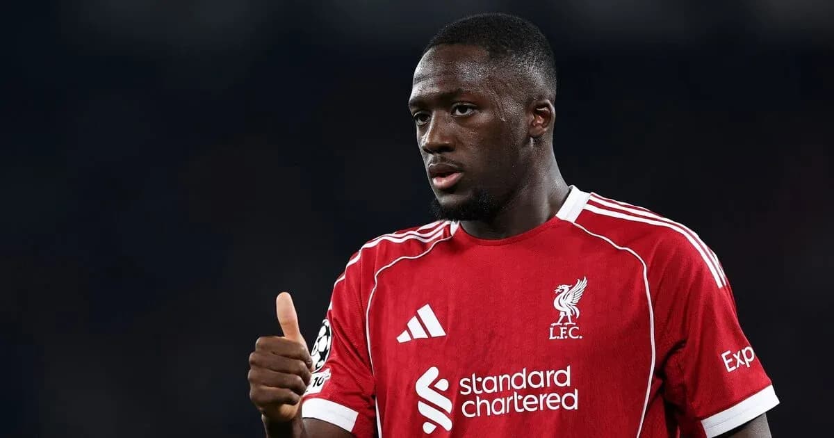 Joueur de Liverpool en maillot rouge faisant un geste positif Joueur de Liverpool en maillot rouge faisant un geste positif