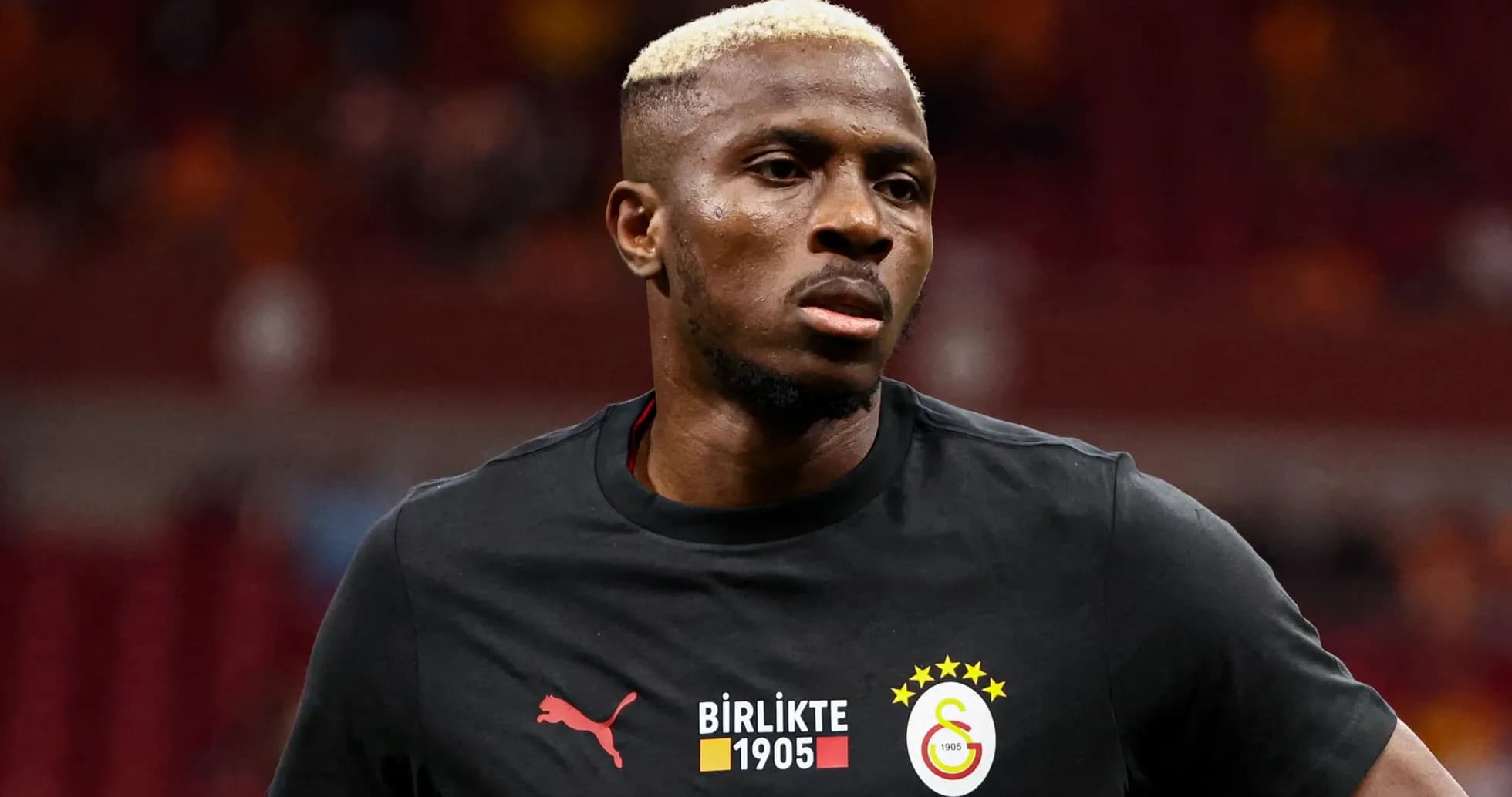 Joueur de Galatasaray en tenue d'échauffement Joueur de Galatasaray en tenue d'échauffement
