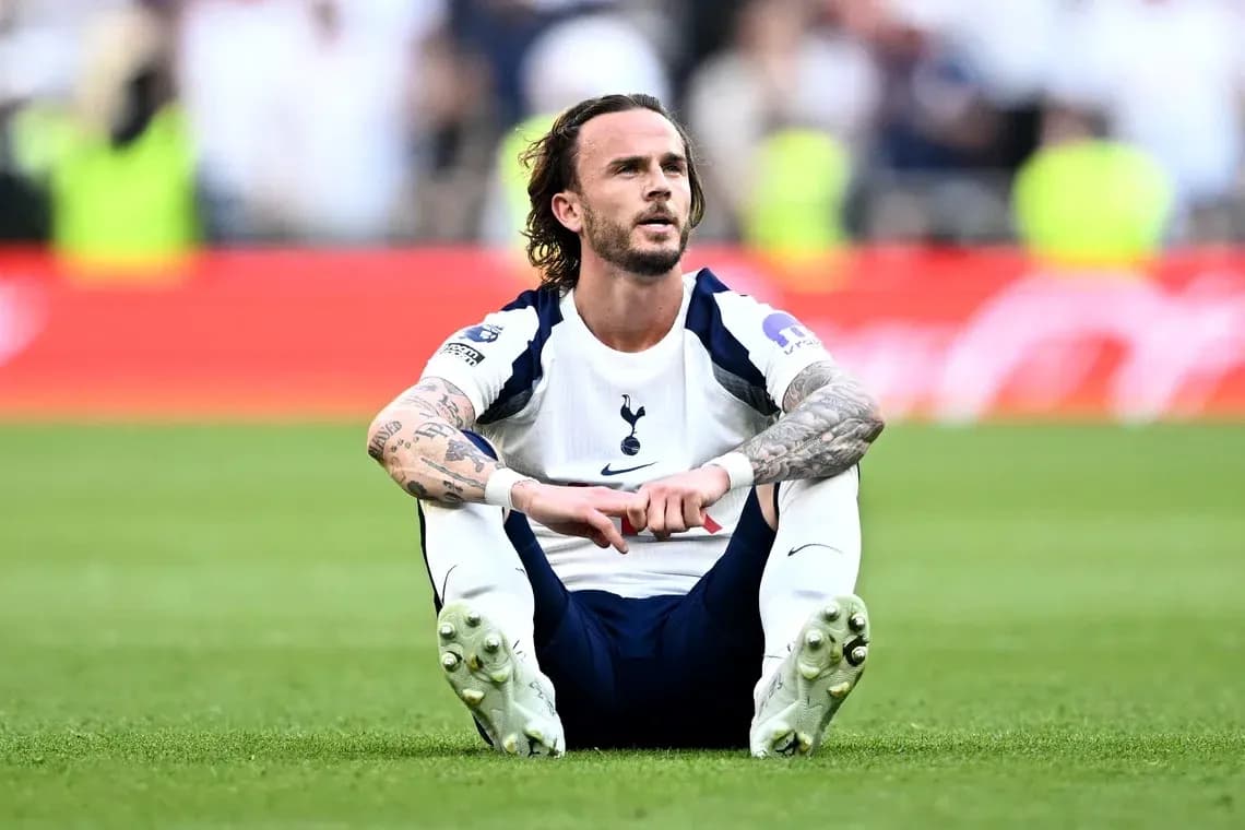 Joueur de Tottenham assis sur le terrain après le match Joueur de Tottenham assis sur le terrain après le match