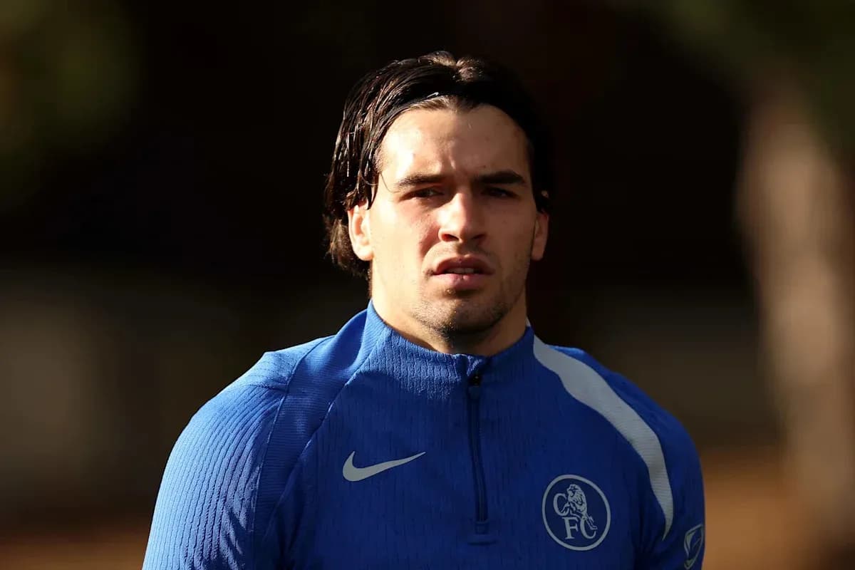 Joueur de football en tenue d'entraînement bleue Joueur de football en tenue d'entraînement bleue