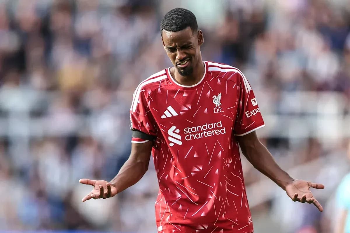 Joueur de Liverpool montrant des signes de frustration sur le terrain Joueur de Liverpool montrant des signes de frustration sur le terrain